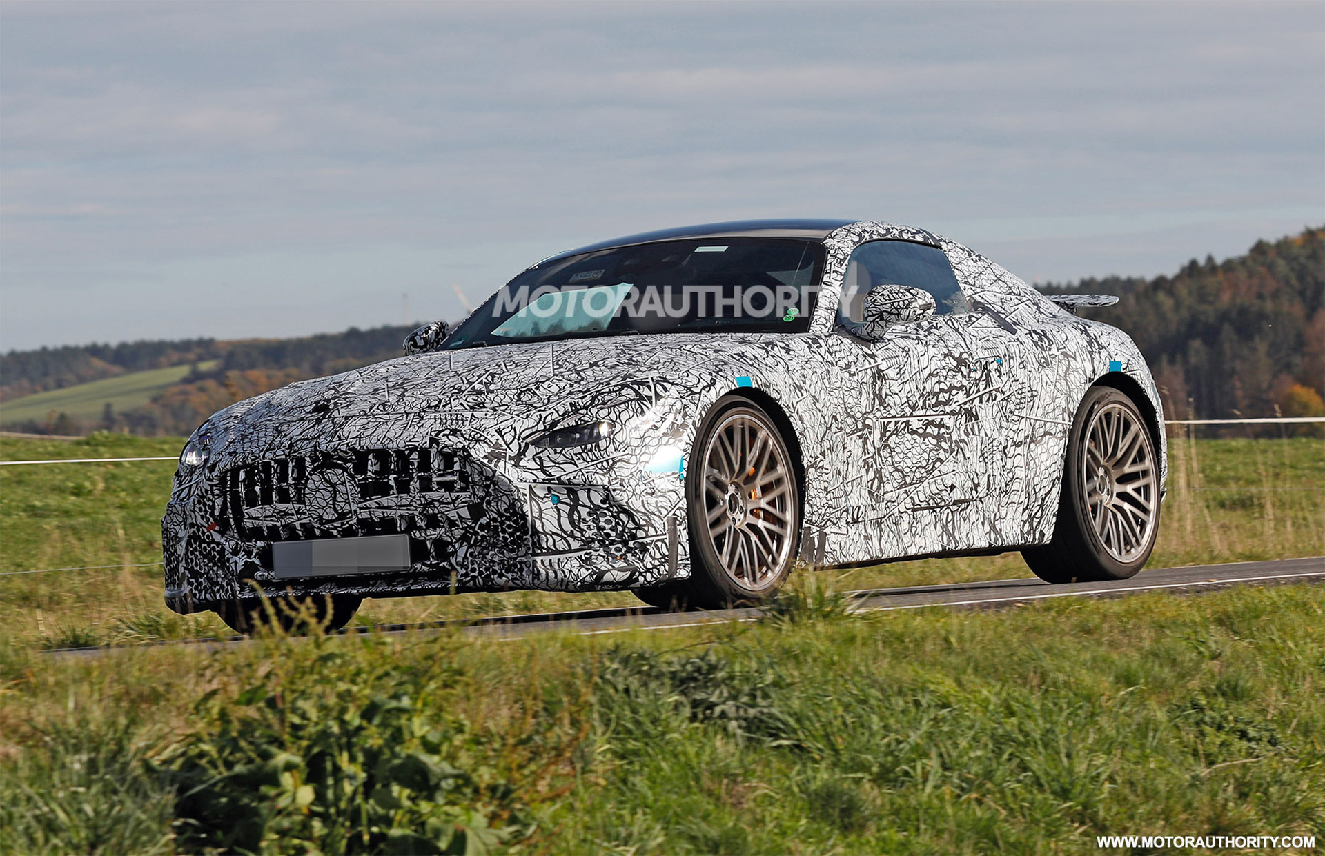 Новости автомира: в интернет попали шпионские фотографии нового суперкара Mercedes-Benz AMG GT