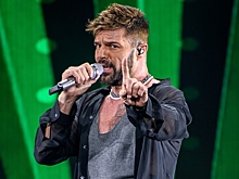 Рики Мартин взбудоражил фанатов голым торсом