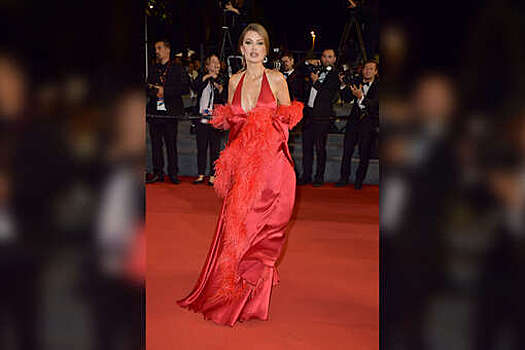 Виктория Боня пришла на премьеру в Каннах в атласном платье с глубоким декольте