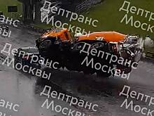 Бетономешалка перевернулась на МКАД во время ливня и попала на видео
