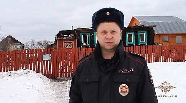 В Нижегородской области сотрудники полиции спасли женщину из горящего здания