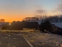 Фура с ананасами опрокинулась на трассе в Кстовском районе