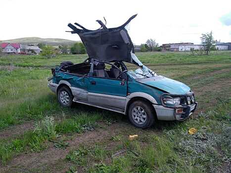 На оренбургской трассе Mitsubishi оторвало крышу