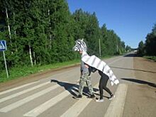 В Оханске переходить дорогу школьников учила кукла Зебра