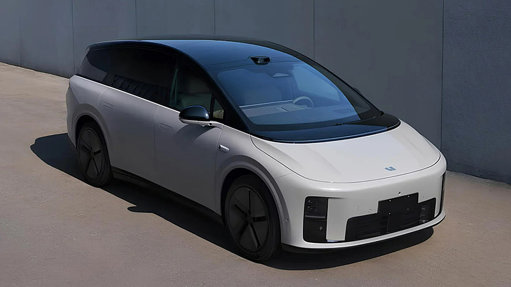 Lixiang показал новый большой кроссовер i8. В зависимости от батареи электромобиль может проехать на одной полной зарядке 670 или 720 км. Суммарная мощность электромоторов составляет 536 л.с. Они способны разогнать кроссовер до 100 км/ч всего за 4,5 секунды. Новинка получила пневмоподвеску и очень аэродинамичный кузов (Cx 0,218). В салоне — проекционный дисплей и два 15,3-дюймовых тачскрина. Стартовая цена в Китае —  321 800 юаней (около 3,6 миллионов рублей по текущему курсу).