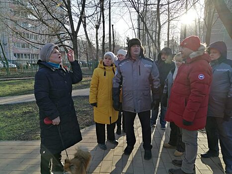 Глава управы Отрадного обсудил с жителями благоустройство дворов на улице Пестеля