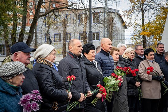 В Курске прошло возложение цветов к 83-й годовщине обороны города