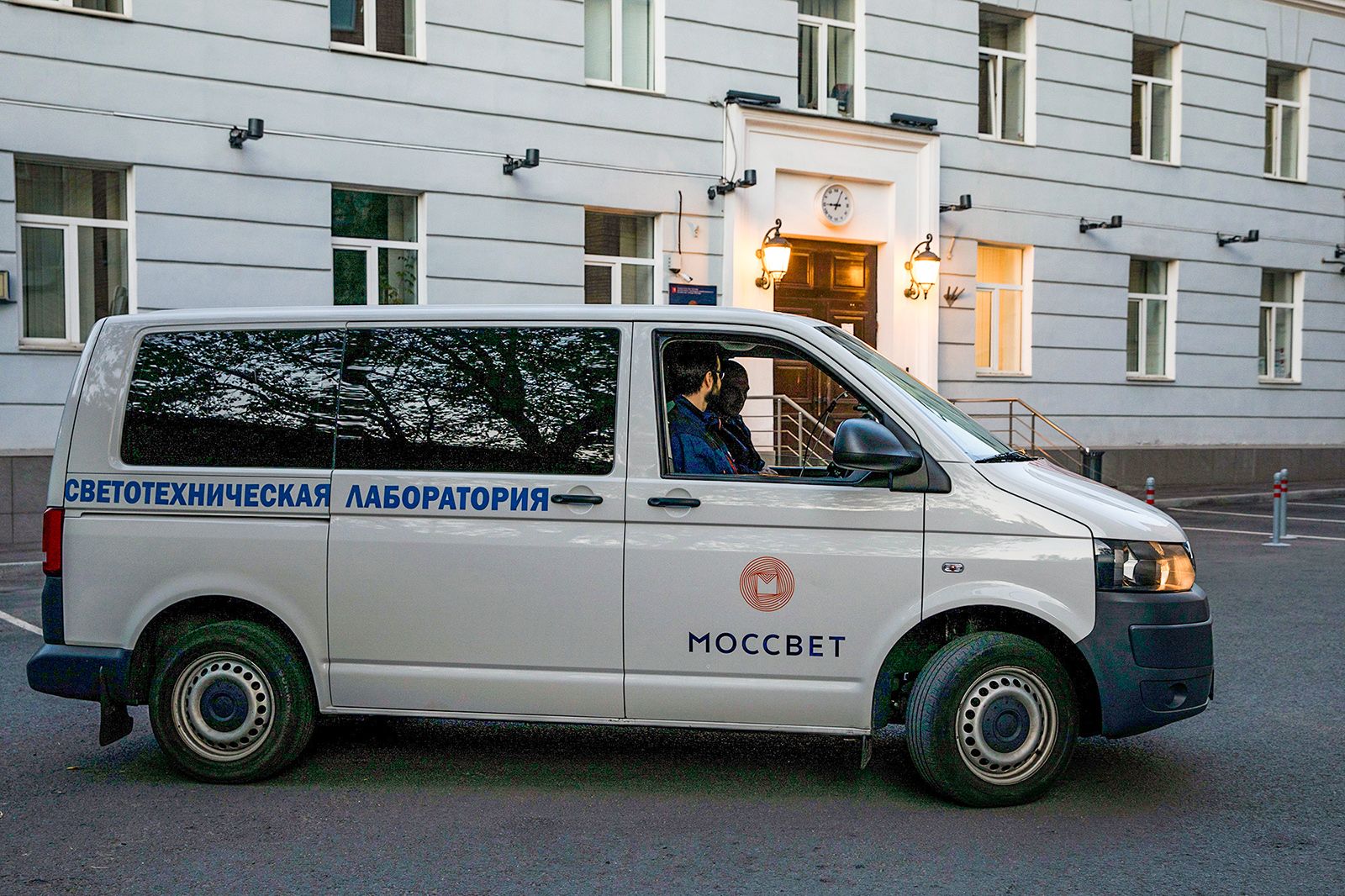 Лаборатории, сверхчувствительные камеры и стресс-тесты: как технологии помогают московским коммунальщикам