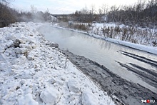 «Вылили десятки тонн отходов»: дорогу в Челябинске превратили в полноводную реку