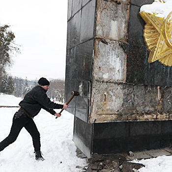 Едины в кощунстве: В Польше и на Украине сносят памятники воинам-освободителям
