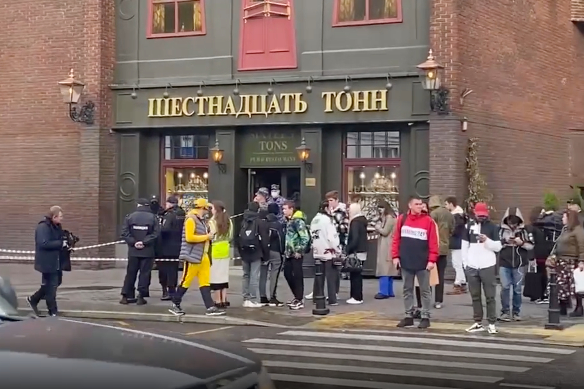 Мужчина устроил стрельбу у заведения в центре Москвы