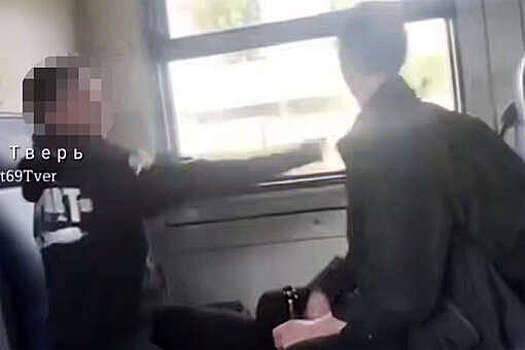 В Тверской области подростки избили мужчину в электричке и попали на видео