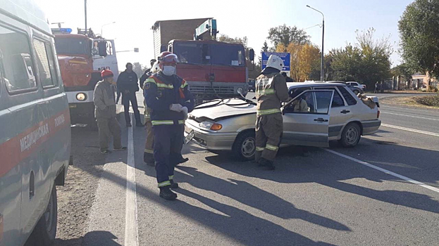 Три человека пострадали в столкновении «КамАЗа» с легковушкой под Татищевом
