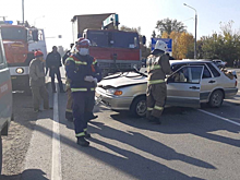 Три человека пострадали в столкновении «КамАЗа» с легковушкой под Татищевом