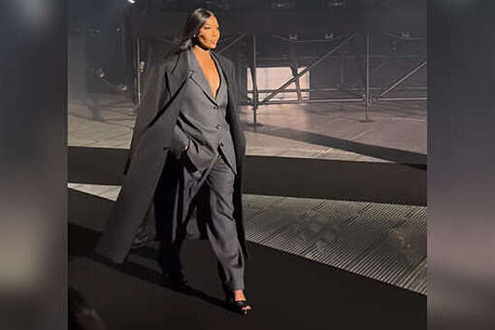Наоми Кемпбэлл в пиджаке на голое тело открыла показ Hugo Boss в Милане