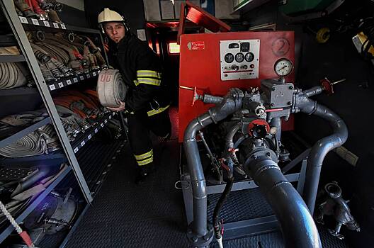 Пожарный поезд со 120 тоннами воды прибыл для тушения нефтебазы под Брянском