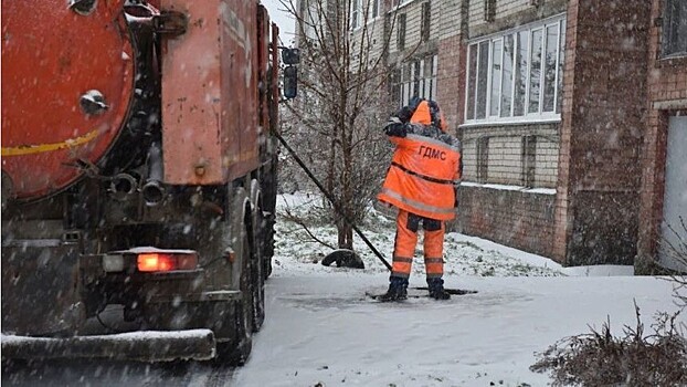 Из-за забитой ливневки в Кирове подтопило городские улицы