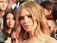 Елена Перминова пришла в ресторан в пушистом бюстгальтере