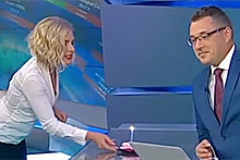 Имениннику-телеведущему НТВ преподнесли тортик во время эфира