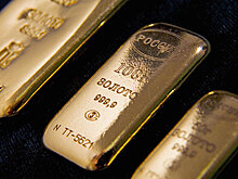 Золото дешевеет на укреплении доллара