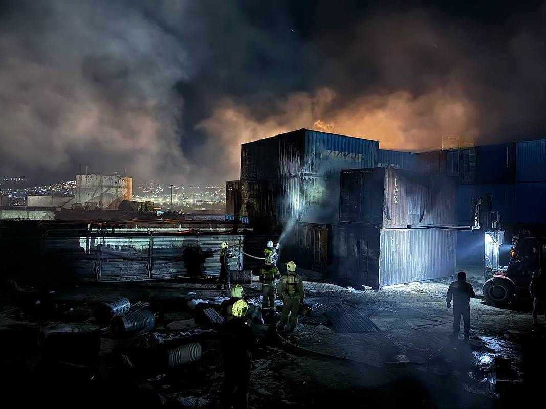 Мощный пожар произошел в промзоне под Новороссийском