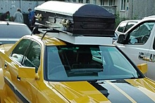 Водителя оштрафовали за гроб на крыше спорткара
