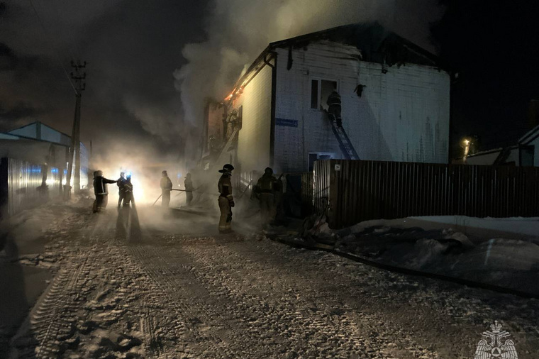 В Новом Уренгое пожарные четыре часа тушили сильное возгорание в жилом доме