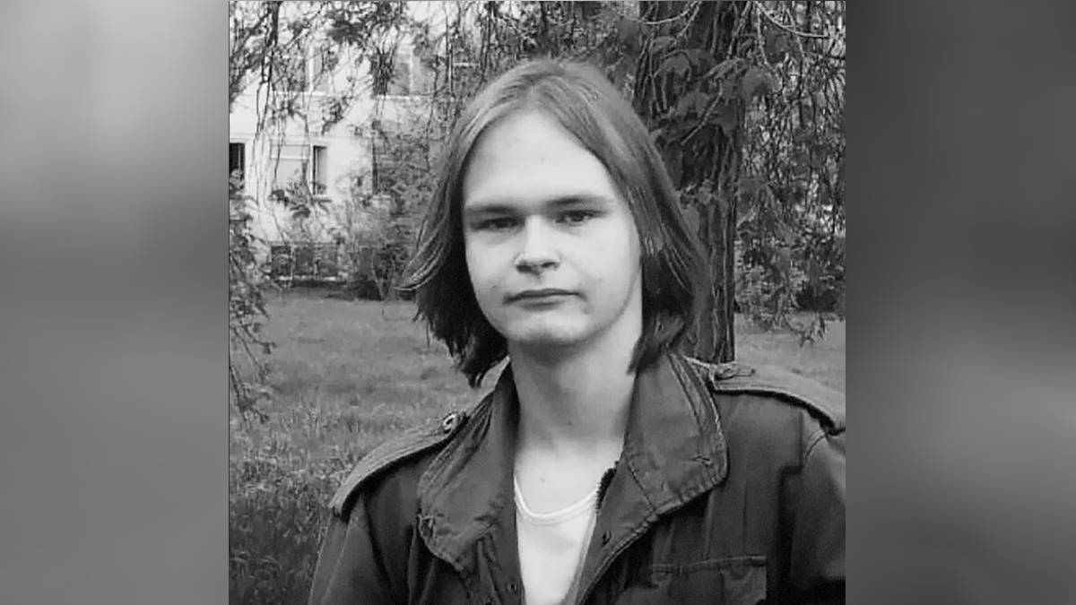 Проститься с убитым в Омске студентом пришли несколько десятков человек
