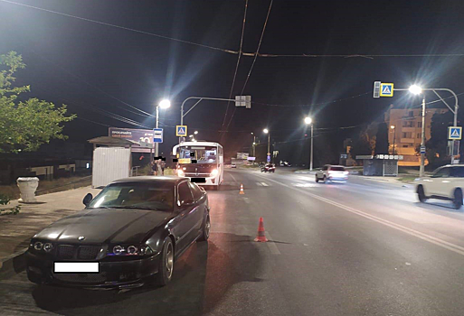 Легковой автомобиль сбил женщину с ребенком в Севастополе