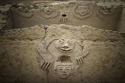 В Перу найден 3800-летний барельеф с человекоподобным существом