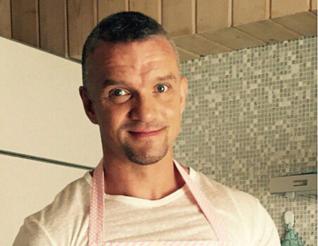 Актер Владимир Епифанцев, снимающий провокационные ролики, отбивается от назойливых поклонниц