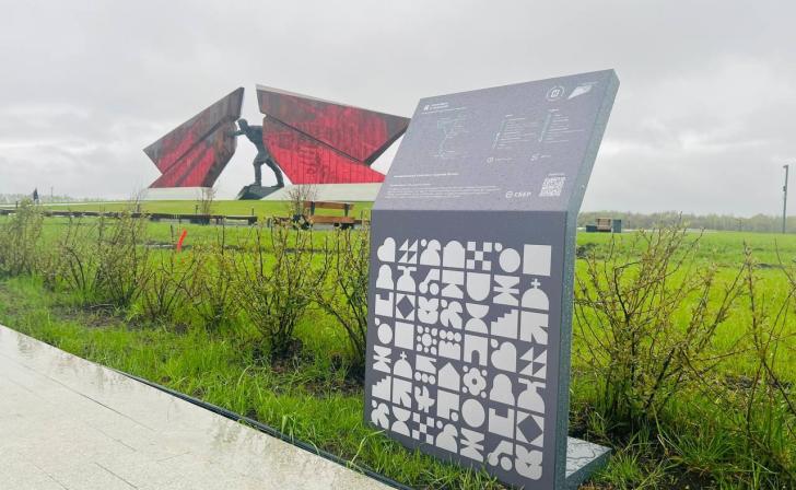 На мемориальном комплексе «Курская битва» появился стенд туристического маршрута «Соловьи и железо»