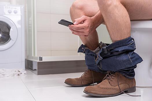 Проктолог посоветовал не брать смартфон с собой в туалет