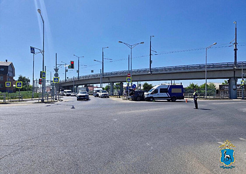 В Самаре легковушка врезалась в "газель"