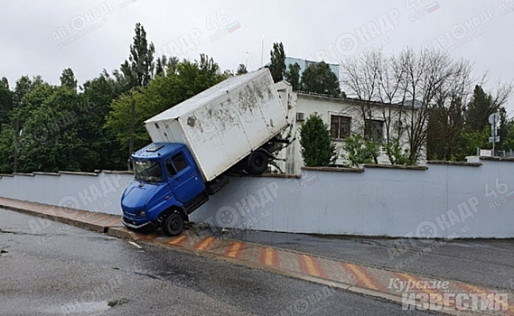 В Курске с парковки укатился «ЗИЛ 5301»