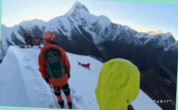 Китайский турист не удержался на пике высотой 5300 метров