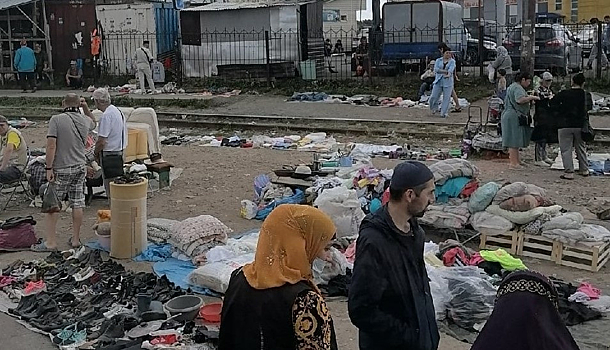 Водители новосибирских трамваев боятся задавить продавцов стихийного рынка на ГБШ