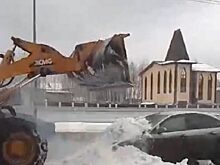 В Тюмени загорелся Ford Focus: машину потушил снегом погрузчик