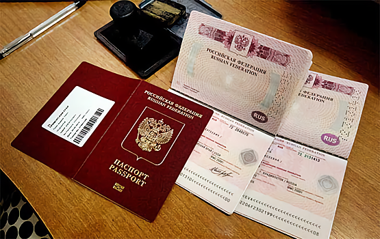 В России вновь выдают 10-летние загранпаспорта