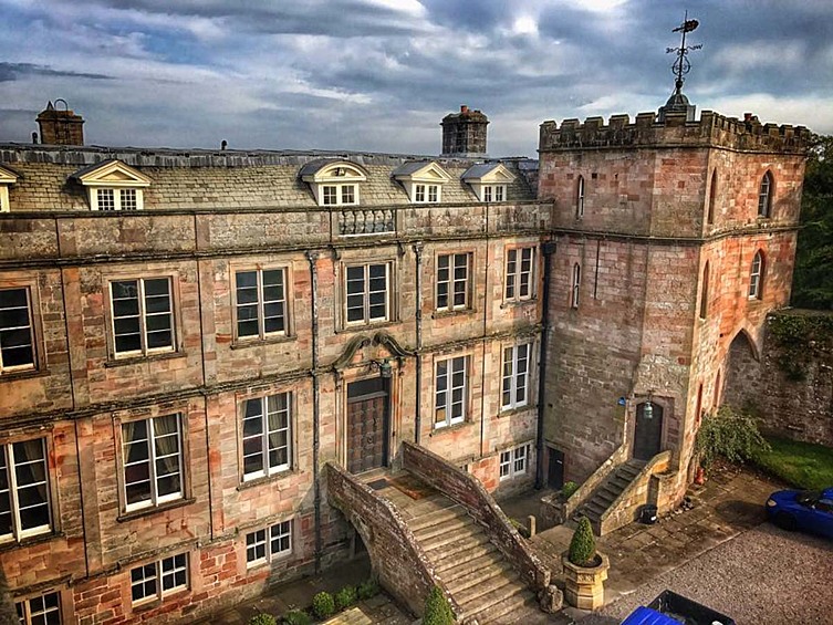 Если средства позволяют, можно арендовать замок Appleby Castle в Великобритании. Стоимость одного дня обойдется в 6 тысяч фунтов стерлингов (примерно 474 тысячи рублей)