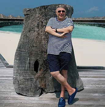 Молодая супруга Евгения Петросяна показала фото в купальнике с открытой спиной