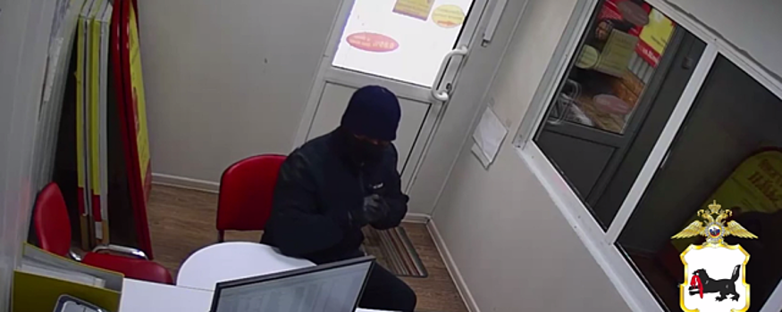 В Ангарске работница микрозайма отдала грабителю билеты «Банка приколов»