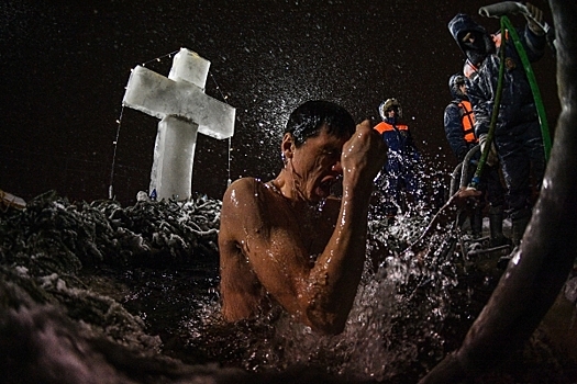 «Время особенное». Россиян предостерегли от купания в проруби на Крещение