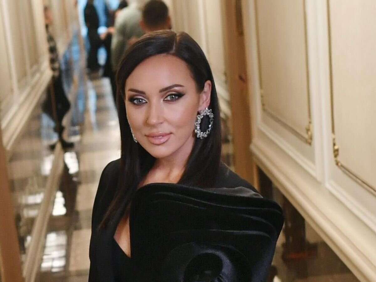 Алсу объяснила, почему у нее выпирает живот в облегающих платьях