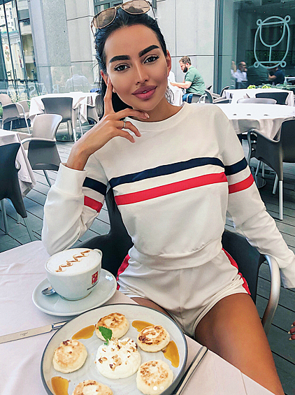 Сама инстадива называет секретом своей внешности регулярные тренировки, диету и питьевой режим.