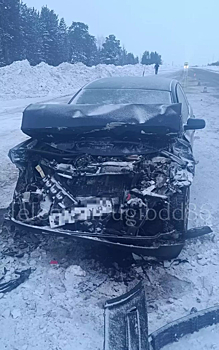 Иномарка на скорости влетела в фуру с опасным грузом на трассе в ХМАО