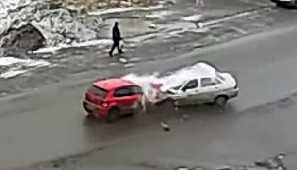 Лобовое столкновение двух автомобилей в Карелии попало на видео
