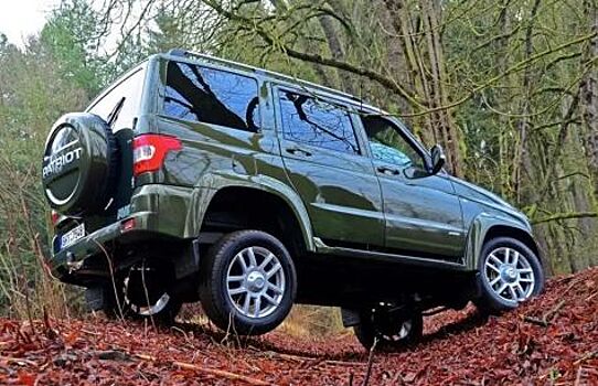 Чехи сравнили российский УАЗ Patriot и японский Nissan Navara
