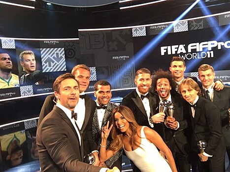 Игроки символической сборной ФИФА сделали селфи с Евой Лонгорией