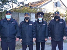 В Крыму сотрудники полиции спасли людей из горящего дома